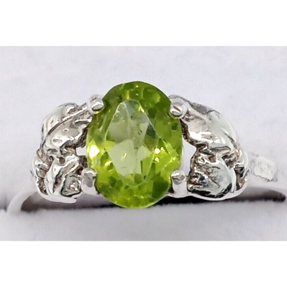 Green Peridot Gemstone Ring Solitaire Sterling Silver 925 Size 8.5 Sparkly!